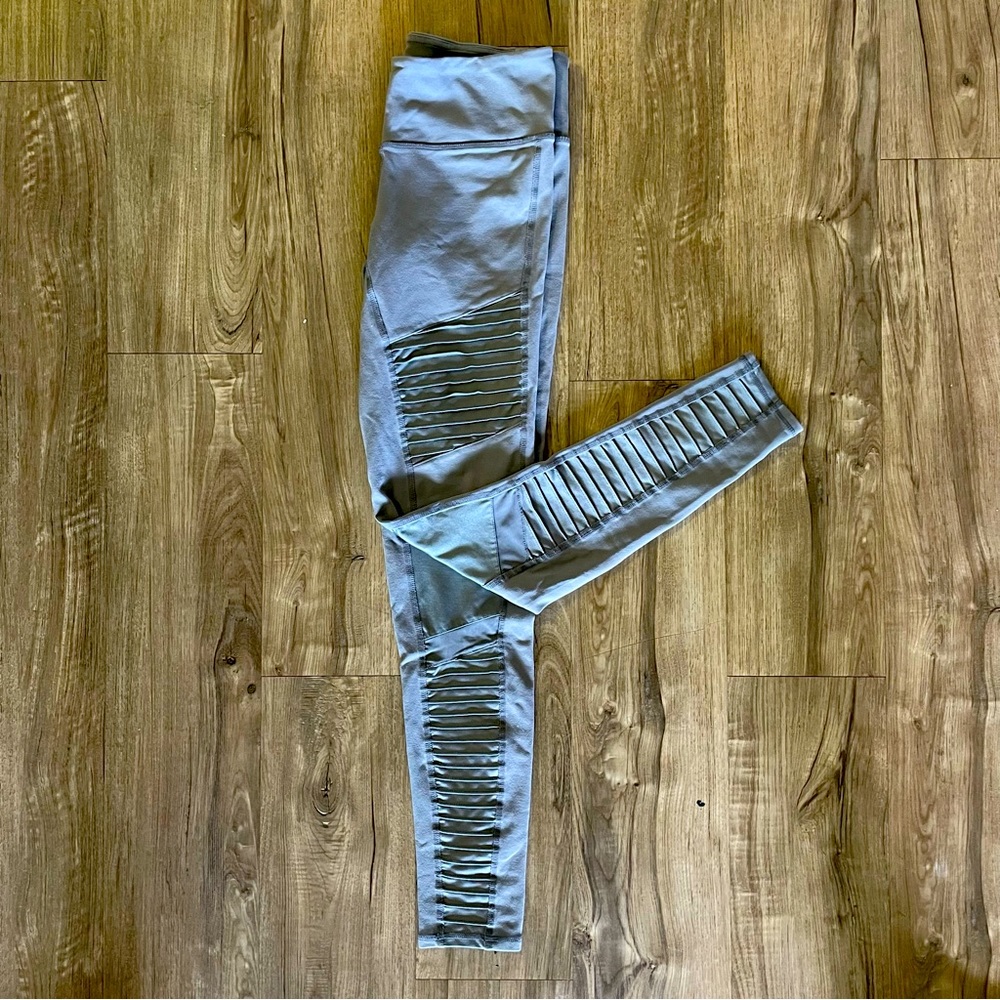 Alo Yoga Mid Rise Moto Leggings In Light Grey
